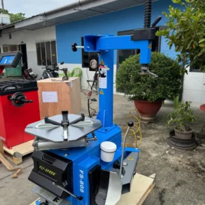 Máy tháo lốp Fly Speed FS-808 được lắp đặt trên nền pallet gỗ tại khu vực ngoài trời của xưởng.