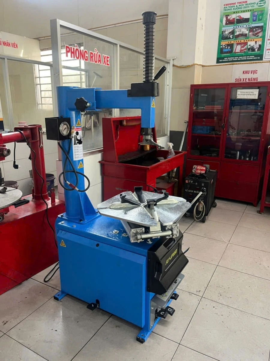 Máy tháo lốp Fly Speed FS-808 đang hoạt động trong một garage sửa chữa xe chuyên nghiệp.