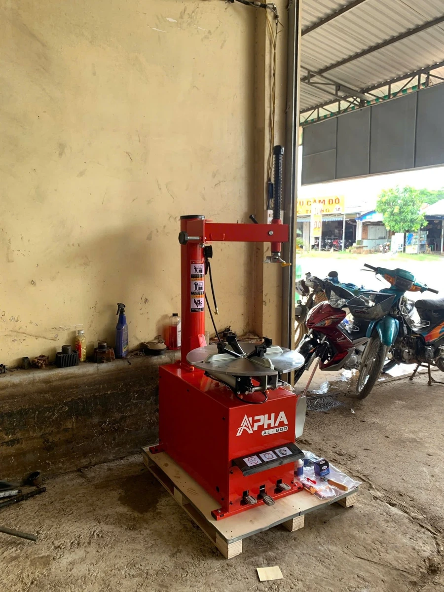 Mô tơ máy tháo lốp ALPHA AL-800 Mô tơ máy tháo lốp ALPHA AL-800, chi tiết kỹ thuật thiết bị sửa chữa ô tô chính hãng.
