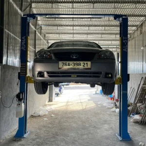Cầu nâng ô tô 2 trụ Alpha AL-5T nâng xe Daewoo để sửa chữa gầm.