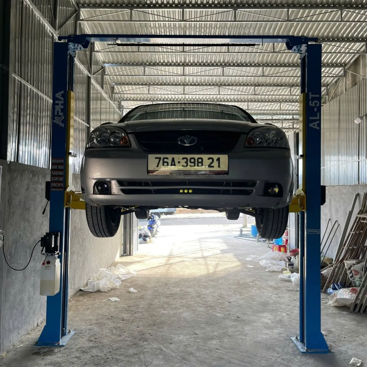 Cầu nâng ô tô 2 trụ Alpha AL-5T nâng xe Daewoo để sửa chữa gầm.