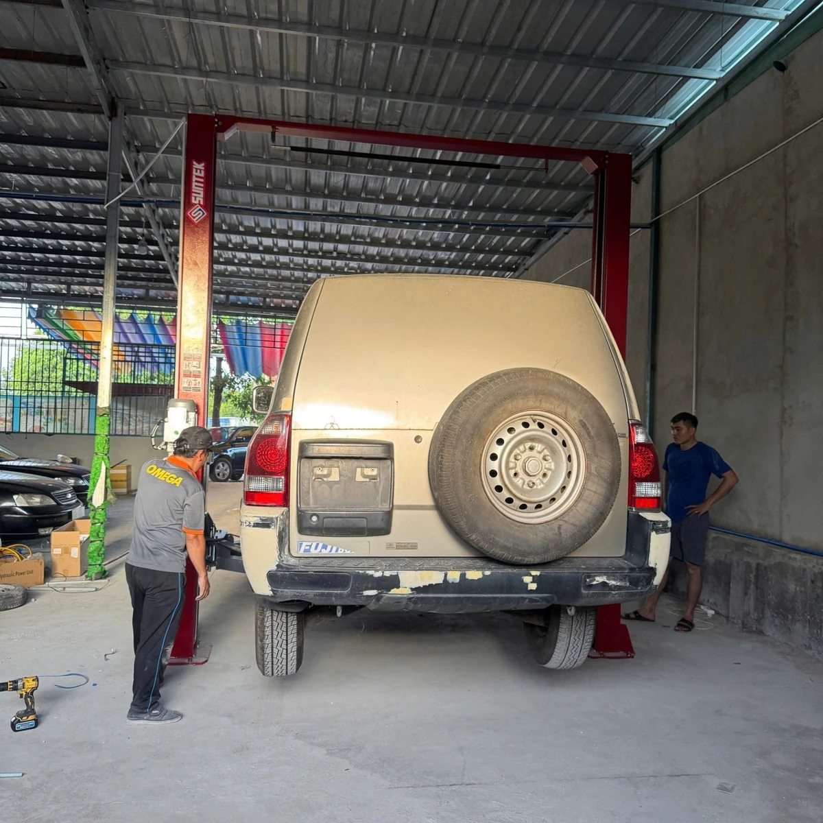 Chi tiết tay nâng với 3 khớp nối của cầu nâng ô tô 2 trụ Suntek-4000T.
