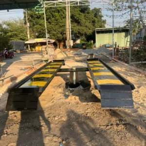 Thi công lắp đặt cầu nâng 1 trụ rửa xe ô tô tại xưởng, đội ngũ kỹ thuật viên đang tiến hành dựng cột.