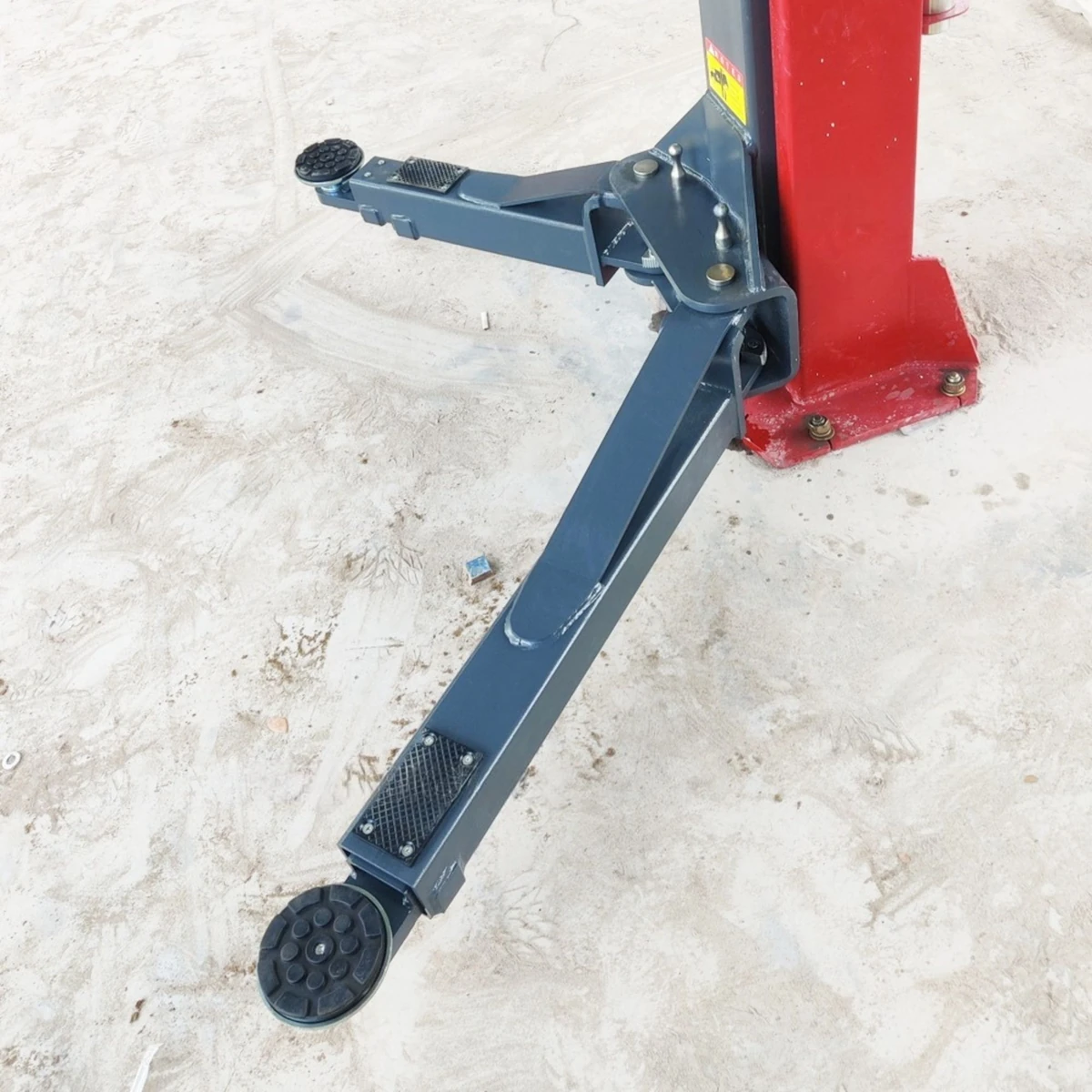 Suntek 4000D chi tiết Cầu nâng ô tô 2 trụ Suntek 4000D, chi tiết trụ và đế.