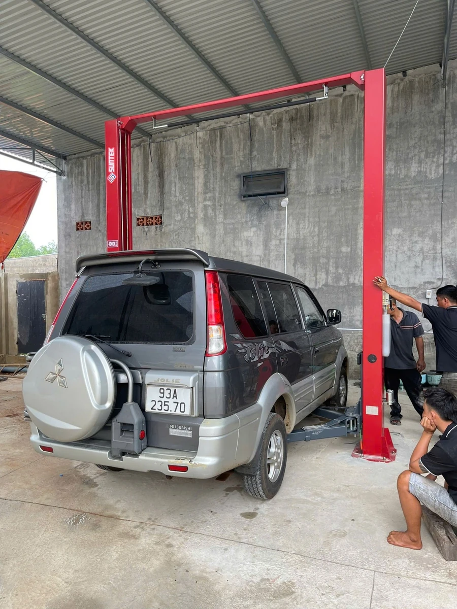 Cầu nâng ô tô 2 trụ Suntek-4000T là thiết bị không thể thiếu trong gara hiện đại.