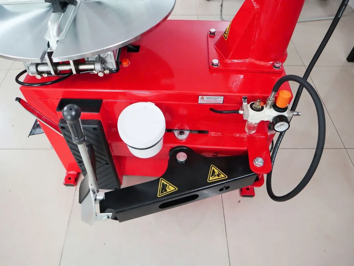 Thông số kỹ thuật máy tháo lốp ALPHA AL-800 Bảng thông số kỹ thuật máy tháo lốp ALPHA AL-800, thiết bị sửa chữa ô tô chính hãng.