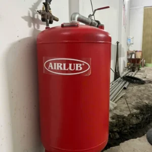 Thùng dầu thủy lực màu đỏ của cầu nâng 1 trụ AIRTEK, dung tích 150L, nhập khẩu chính hãng.