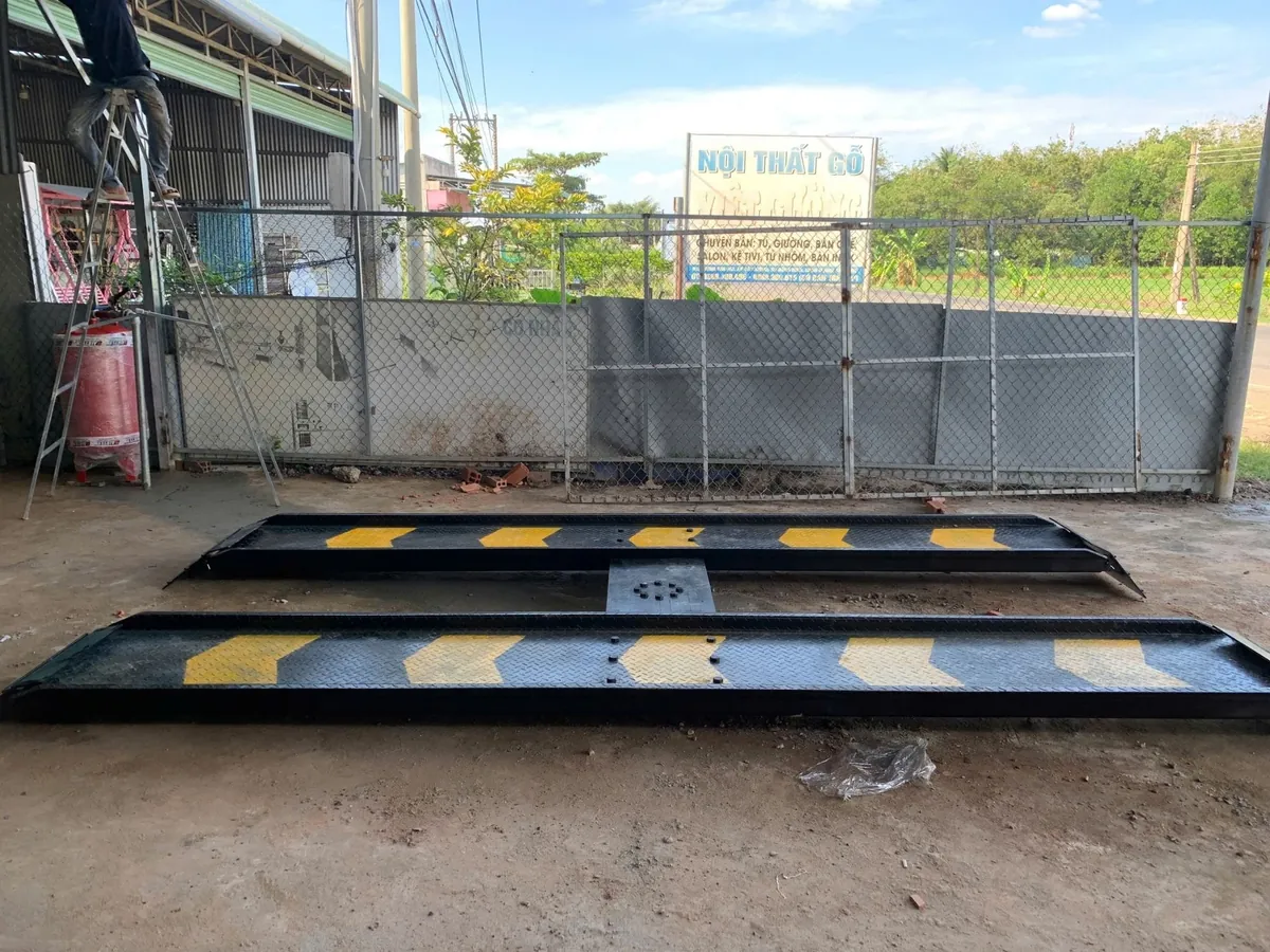 Cận cảnh ty ben cầu nâng 1 trụ Ấn Độ AIRTEK, bộ phận quan trọng chịu tải 4 tấn.