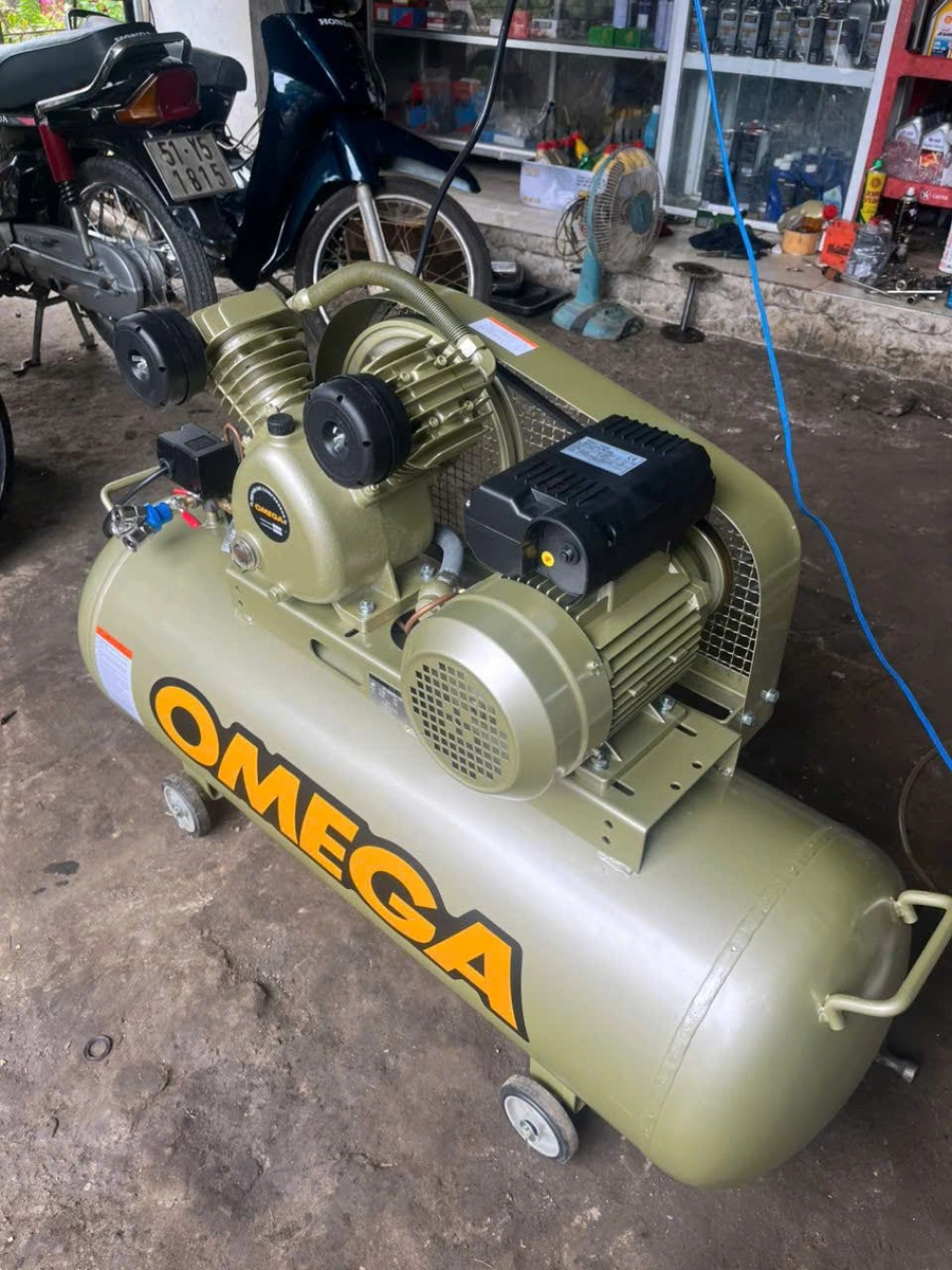 Cận cảnh đầu nén hai cấp và mô tơ máy nén khí Omega