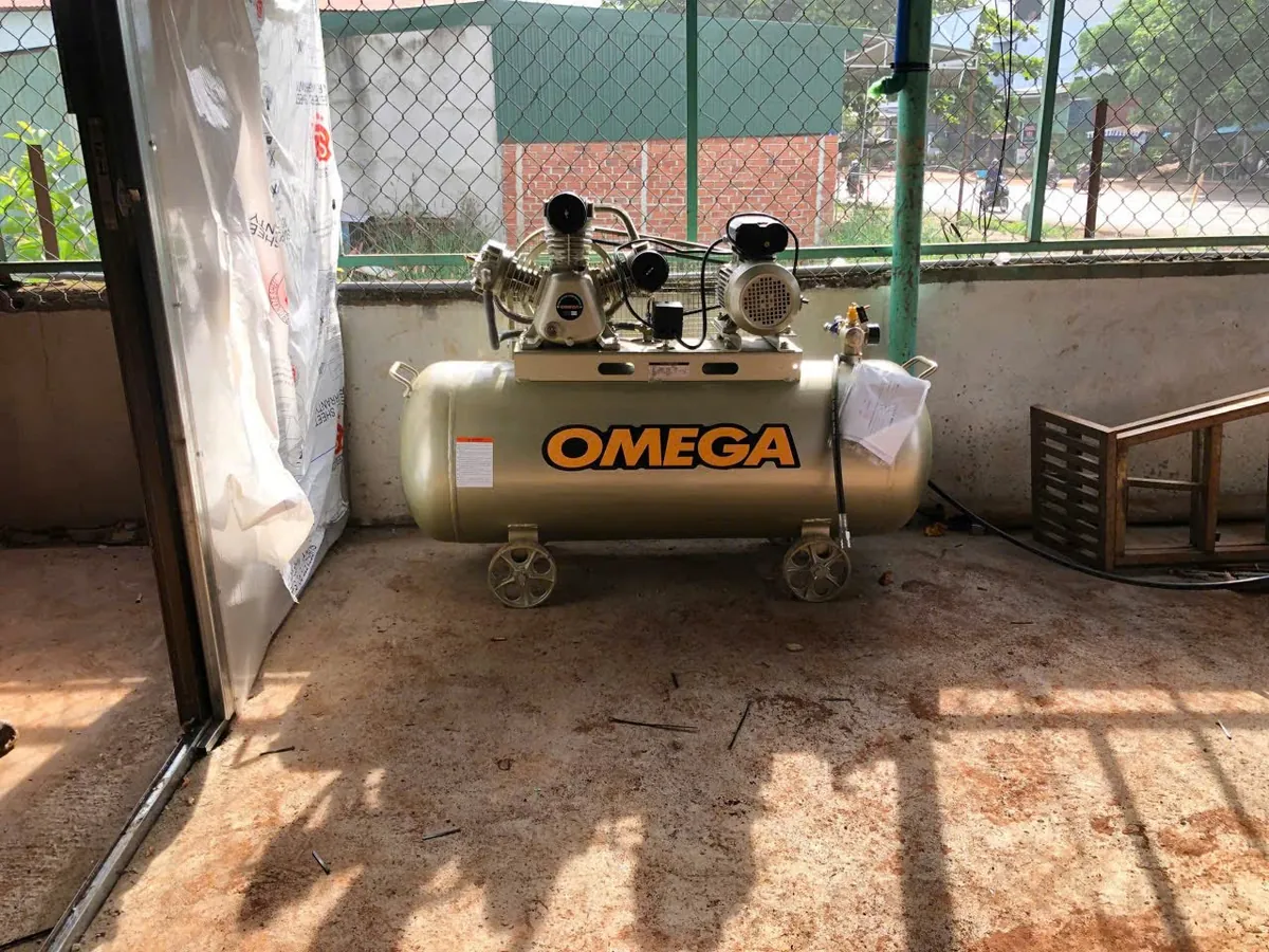 Máy nén khí Omega 100L lắp đặt trong garage