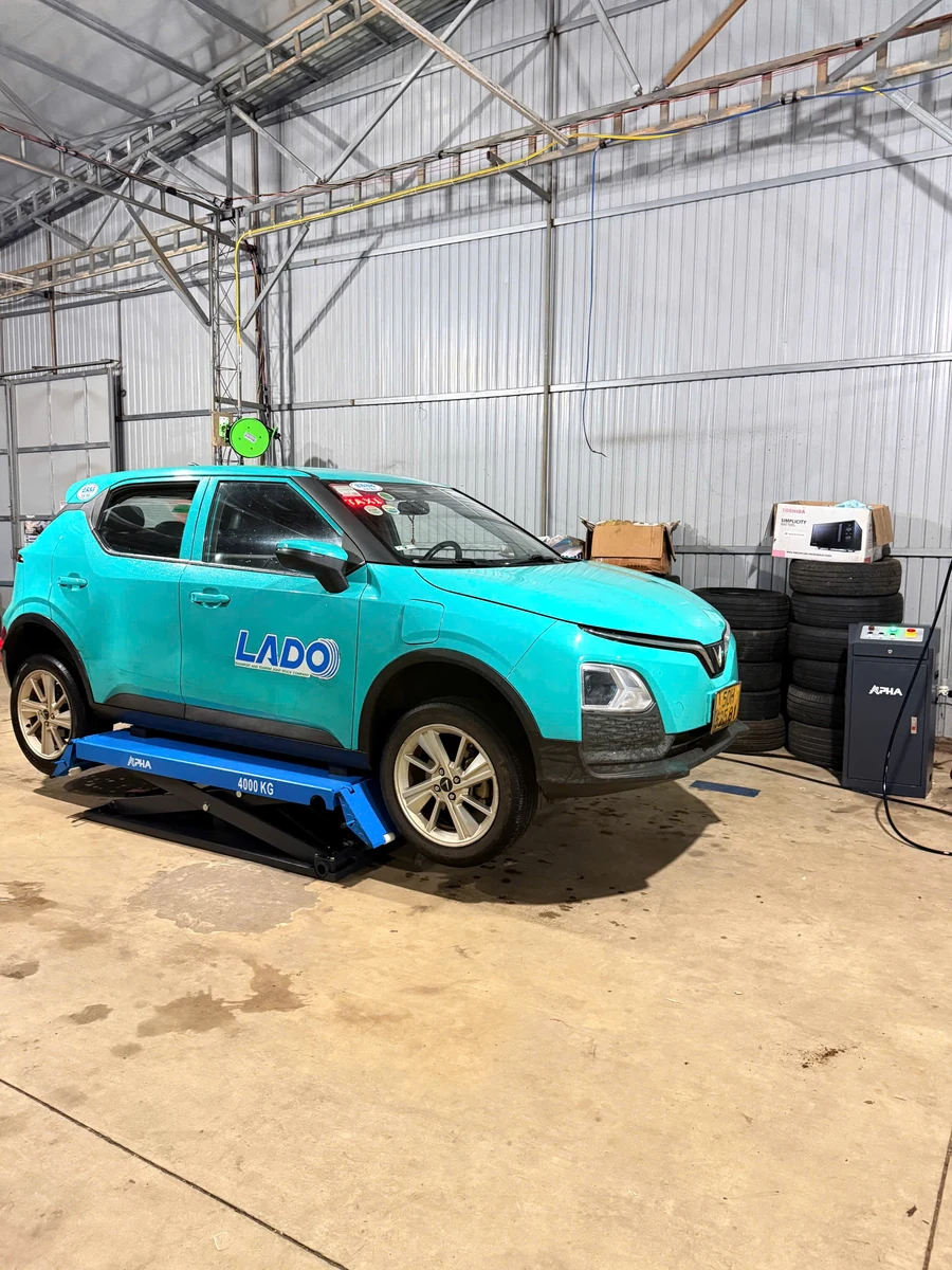 Thử tải an toàn cầu nâng cắt kéo xe ô tô tại garage