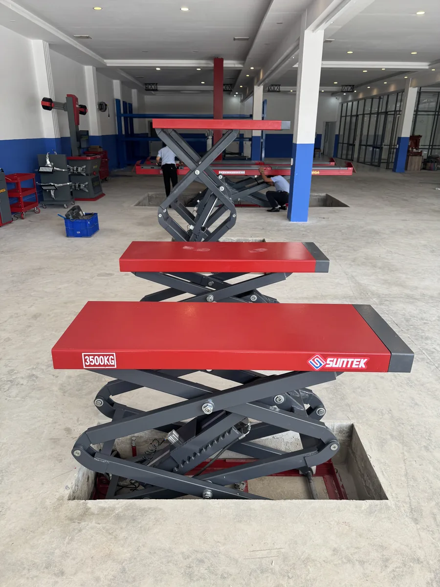 Bàn nâng xe cắt kéo Suntek lắp đặt trong garage