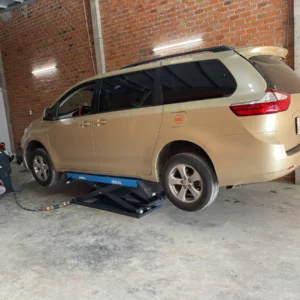 Bàn giao cầu nâng cắt kéo di động Alpha AL-4XD chính hãng Lộc Phát nâng thử tải xe 7 chỗ