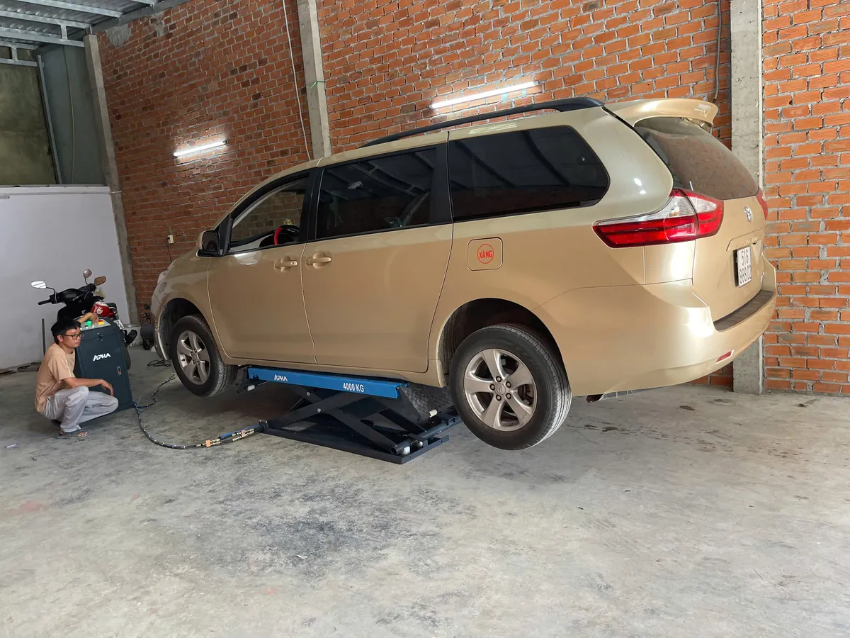 Bàn giao cầu nâng cắt kéo di động Alpha AL-4XD chính hãng Lộc Phát nâng thử tải xe 7 chỗ