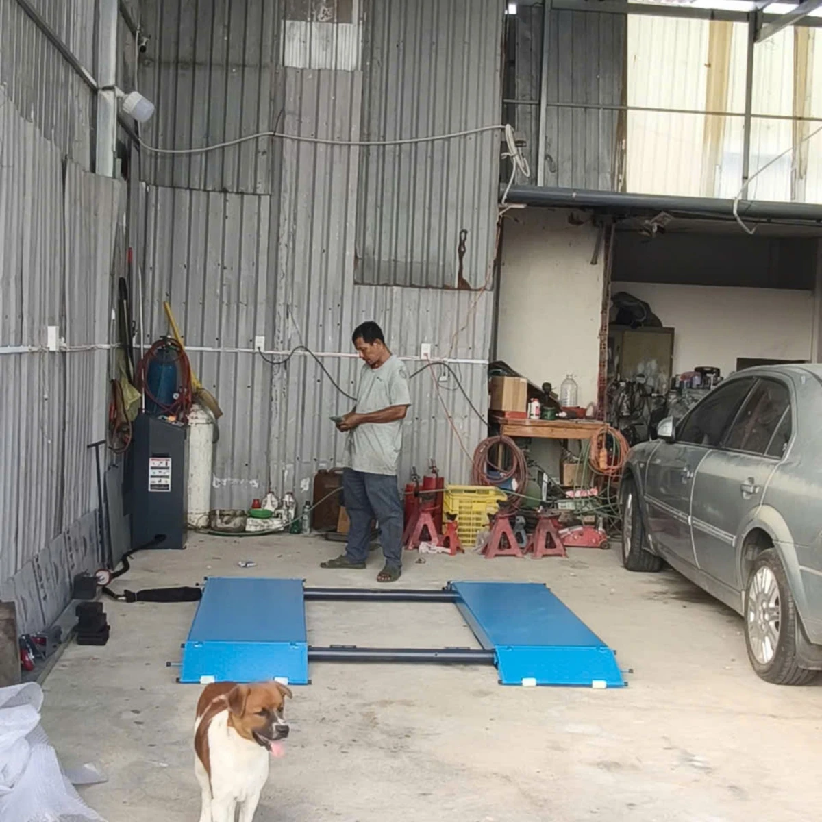 Cầu nâng ô tô di động ALPHA AL-4XD chính hãng Lộc Phát lắp đặt thực tế tại gara