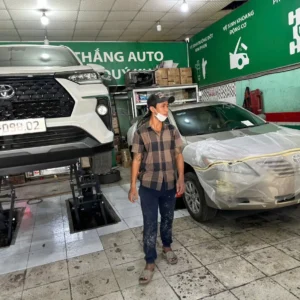 Cầu nâng cắt kéo Omega OM-35D chính hãng nâng xe thực tế tại Thắng Auto