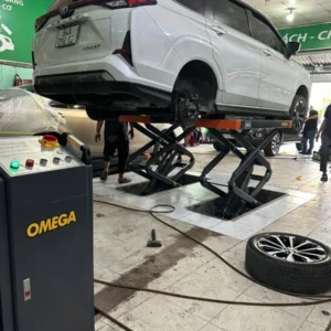 Cầu nâng cắt kéo Omega OM-35D chính hãng nâng xe Toyota tại garage Lộc Phát