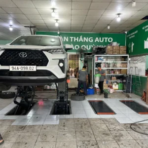 Cầu nâng cắt kéo Omega OM-35D chính hãng Lộc Phát nâng xe tại garage Tấn Thắng Auto.