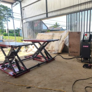 Cầu nâng ô tô di động Suntek 3000DX 220V đang hoạt động tại xưởng, sẵn sàng bàn giao.