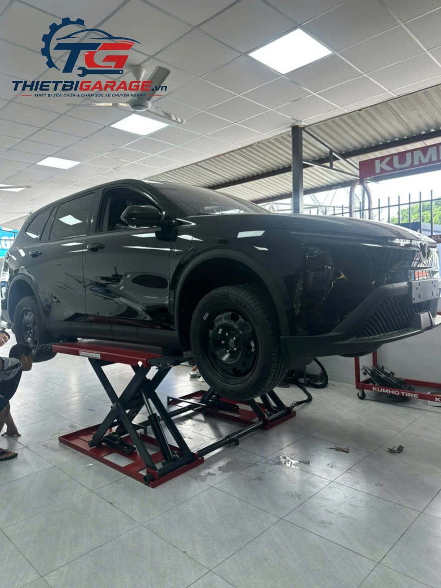 Cầu nâng ô tô cắt kéo Suntek 3000DX hoạt động tại garage Cầu nâng ô tô cắt kéo Suntek 3000DX nâng xe tại garage sửa chữa chuyên nghiệp.
