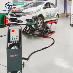 Cầu nâng ô tô cắt kéo di động Suntek 3000DX đang hoạt động tại garage, nâng xe Honda City để sửa chữa.