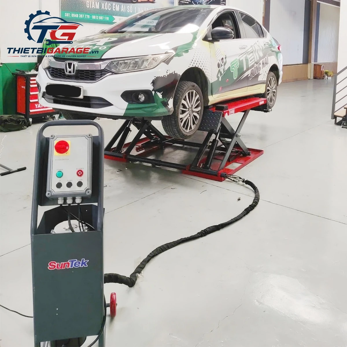 Cầu nâng ô tô cắt kéo di động Suntek 3000DX nâng xe Honda City Cầu nâng ô tô cắt kéo di động Suntek 3000DX đang hoạt động tại garage, nâng xe Honda City để sửa chữa.