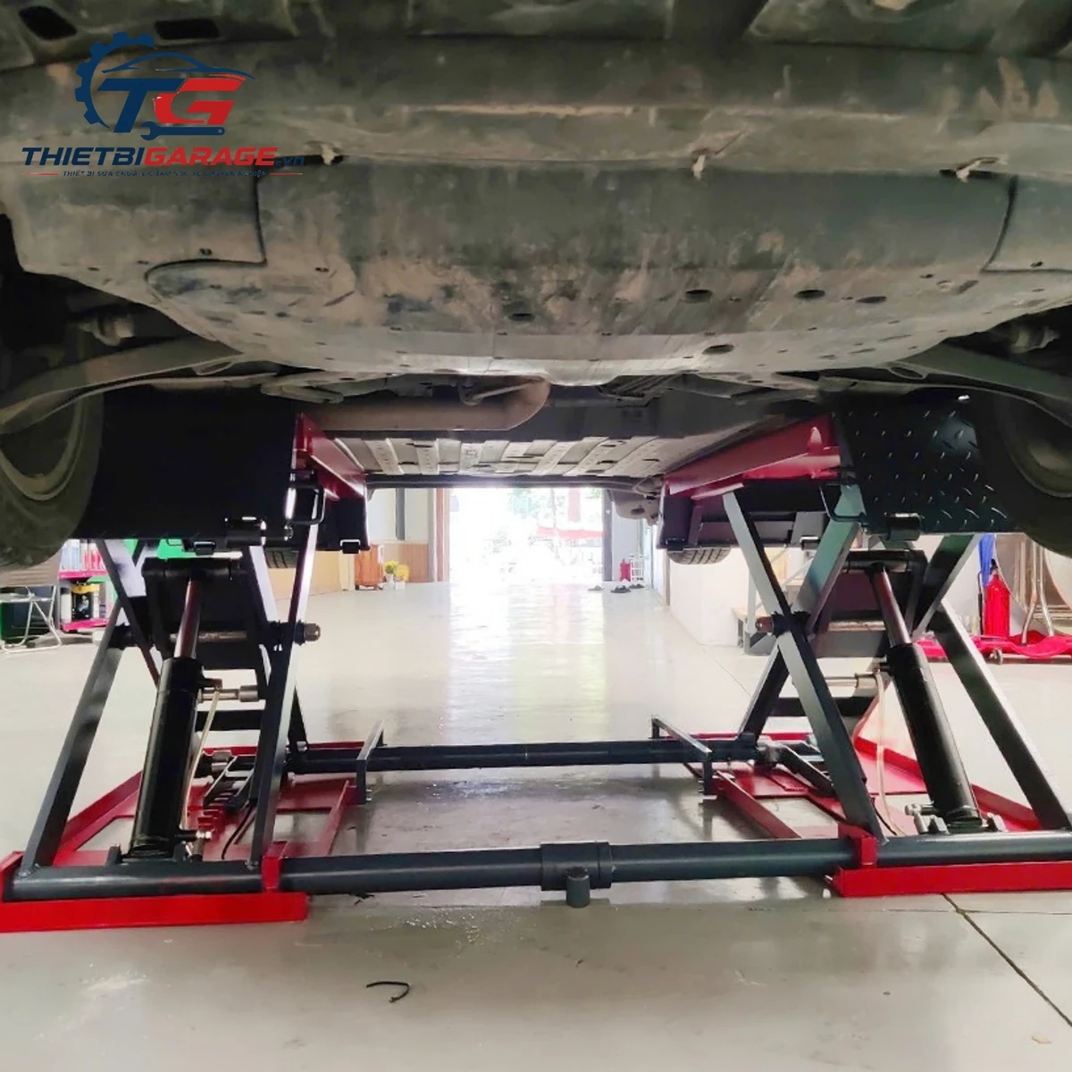 Cầu nâng ô tô cắt kéo Suntek 3000DX hoạt động thực tế Cầu nâng ô tô cắt kéo di động Suntek 3000DX đang nâng xe tại garage