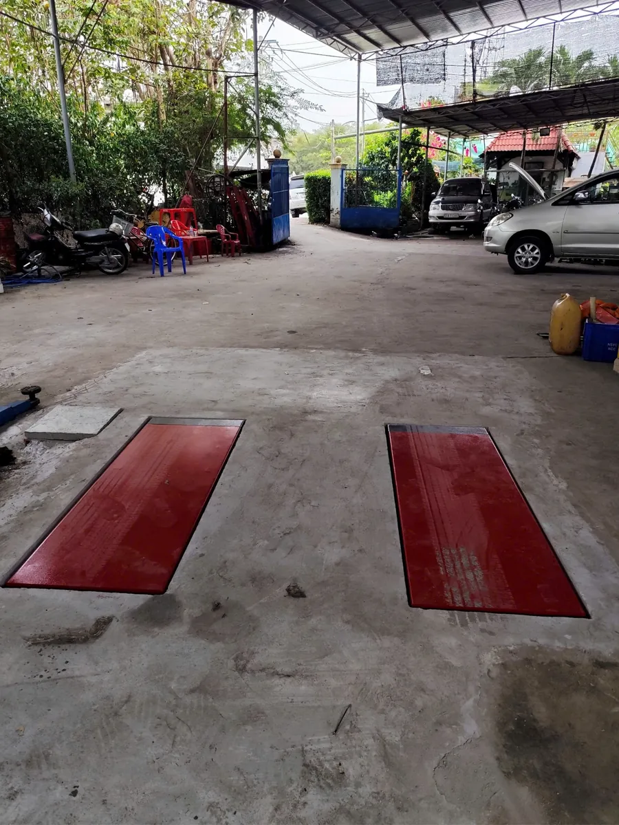 Cầu nâng ô tô âm sàn Suntek 3500S - Giải pháp sửa chữa chuyên nghiệp Cầu nâng ô tô kiểu xếp Suntek 3500S âm sàn tại garage, sẵn sàng cho việc sửa chữa.