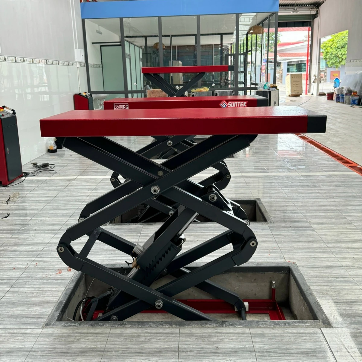 Cầu nâng ô tô cắt kéo Suntek 3500S - Giải pháp nâng hạ xe chuyên nghiệp Cận cảnh cầu nâng ô tô cắt kéo Suntek 3500S 220V, thiết bị sửa chữa chuyên nghiệp tại garage.