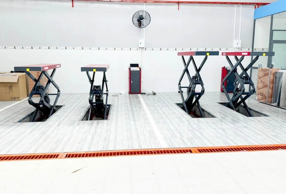 Cầu nâng ô tô kiểu xếp Suntek 3500S - Giải pháp nâng hạ chuyên nghiệp Cầu nâng ô tô kiểu xếp Suntek 3500S 220V chính hãng, thiết bị sửa chữa garage chuyên nghiệp.