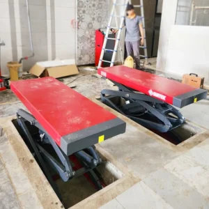 Cầu nâng ô tô cắt kéo Suntek 3500S đang được lắp đặt âm sàn tại garage, sẵn sàng cho việc sửa chữa xe chuyên nghiệp.