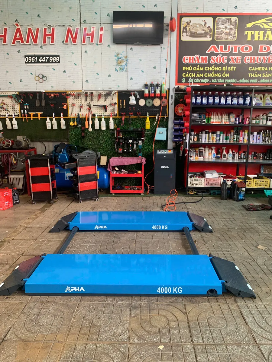 Cầu nâng ô tô kiểu xếp Alpha AL-4XD chính hãng tại Thành Nhi Auto Detailing do Lộc Phát lắp đặt