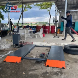 Hình ảnh thực tế cầu nâng ô tô di động Omega OM-30DW chính hãng Lộc Phát tại garage.
