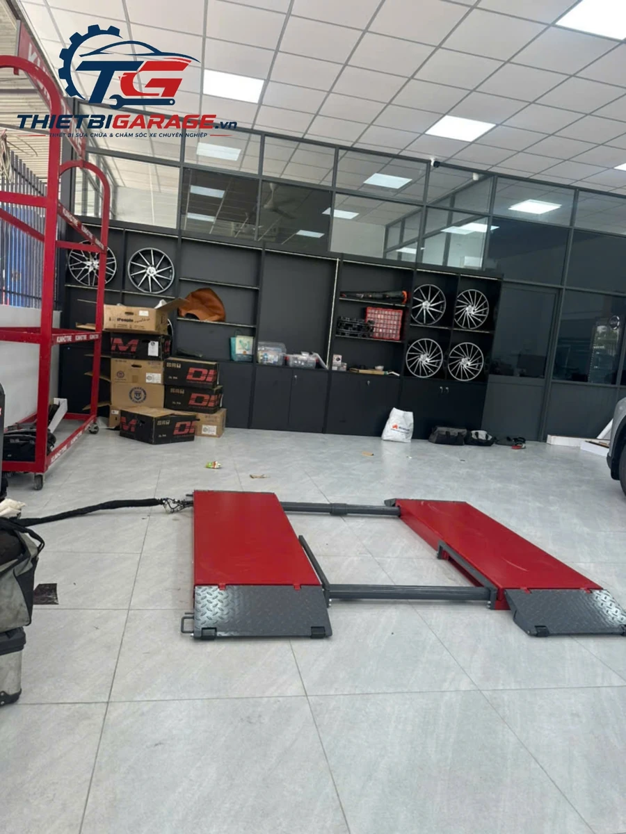 Cầu nâng ô tô di động Suntek 3000DX Cầu nâng ô tô di động Suntek 3000DX tải trọng 3 tấn, thiết kế linh hoạt.