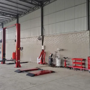 Cầu nâng ô tô di động Suntek 3000DX 3 tấn tại garage chuyên nghiệp