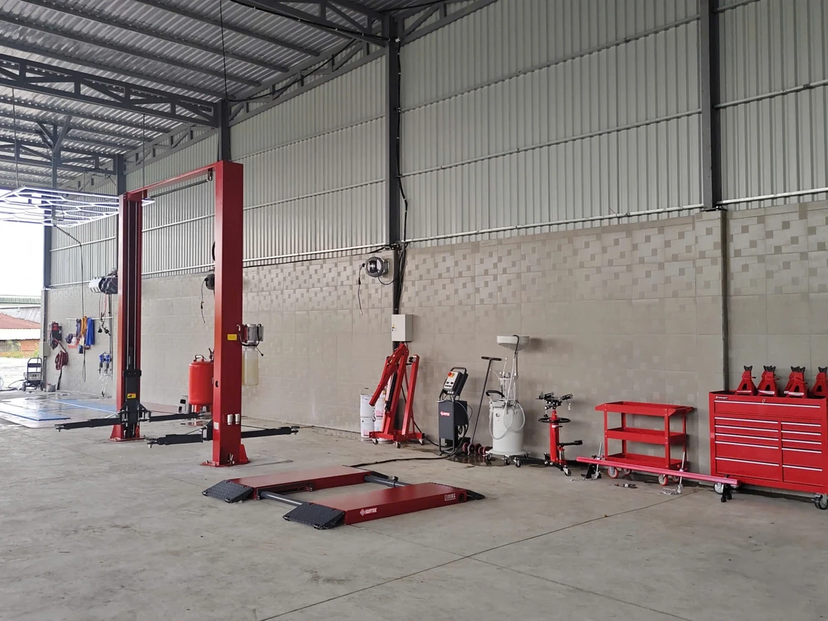 Cầu nâng ô tô di động Suntek 3000DX Cầu nâng ô tô di động Suntek 3000DX 3 tấn tại garage chuyên nghiệp