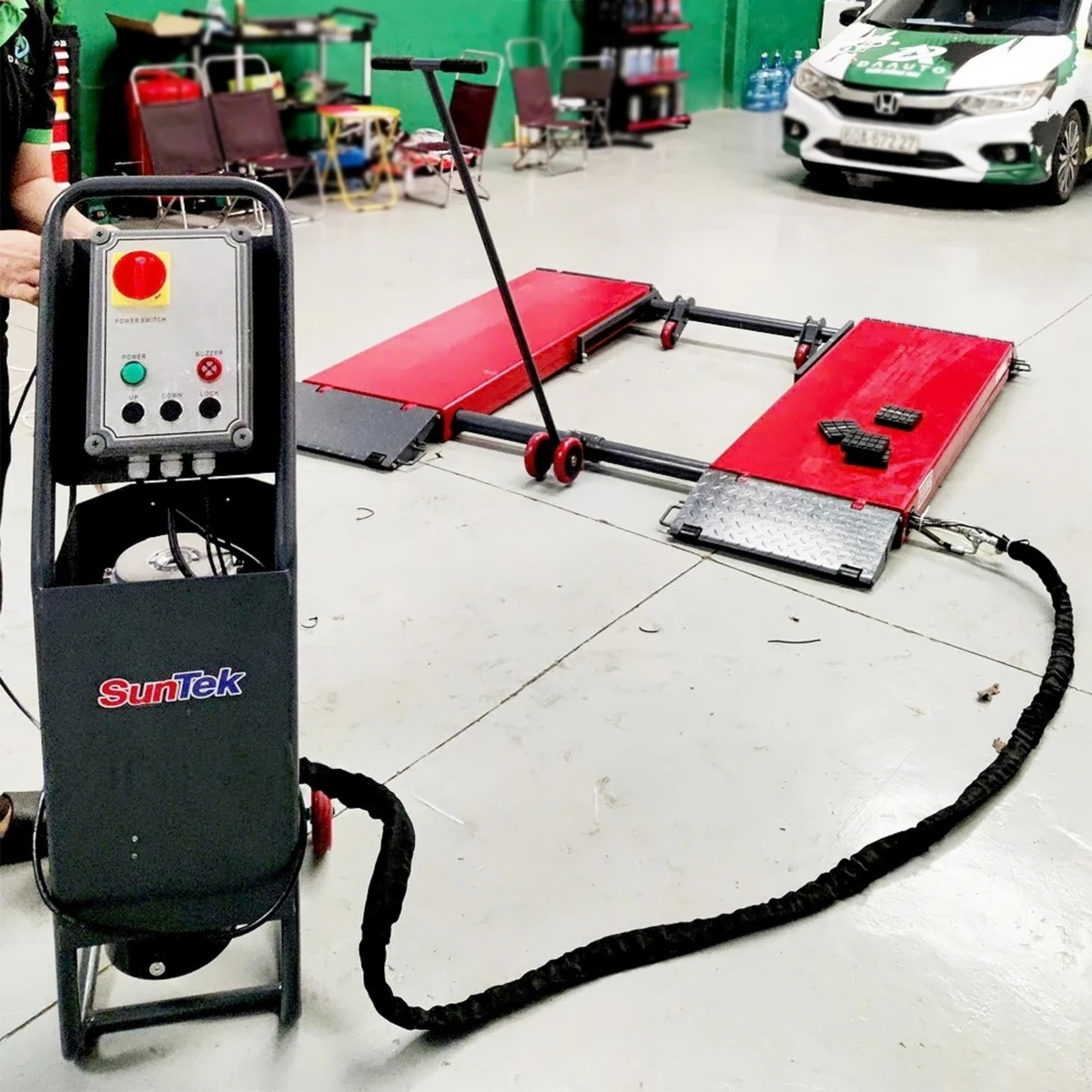 Cầu nâng ô tô di động Suntek 3000DX Cầu nâng ô tô di động Suntek 3000DX tải trọng 3 tấn, thiết kế linh hoạt.