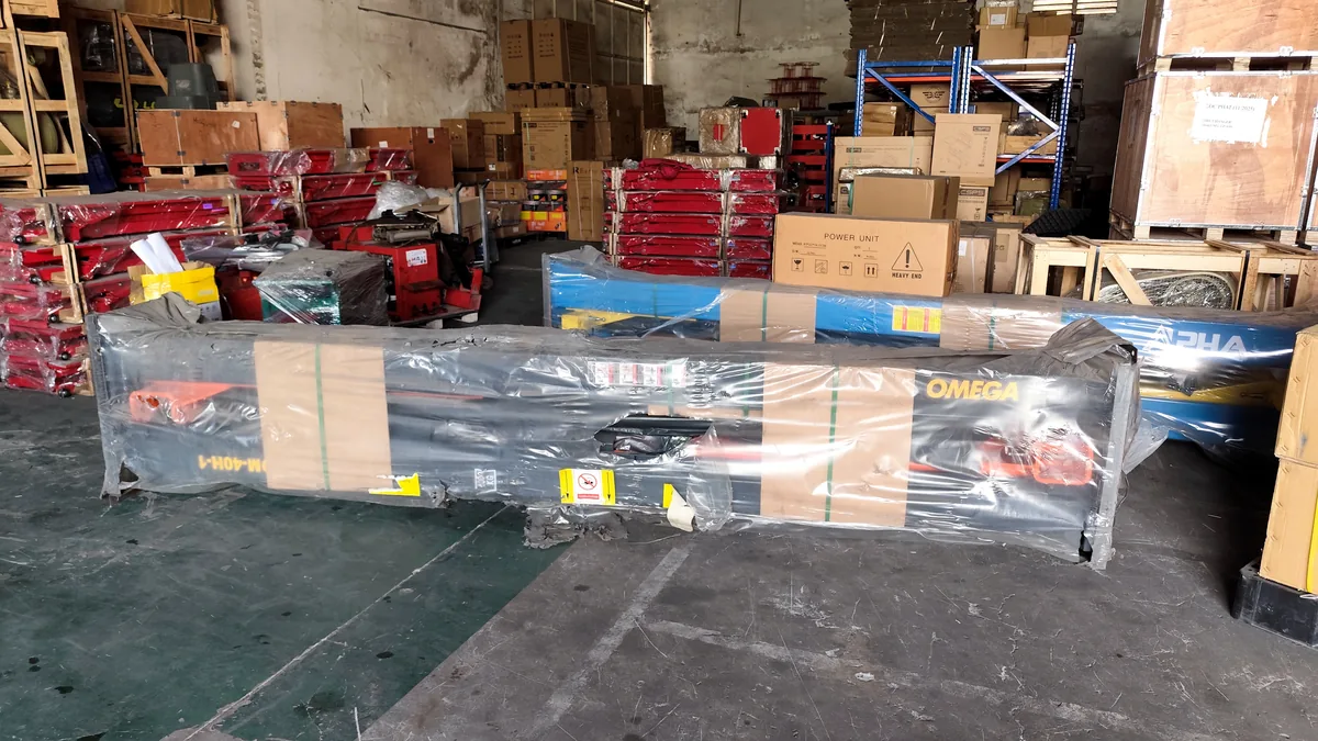 Kho cầu nâng ô tô 2 trụ và 1 trụ rửa xe khi liên hệ thiết bị garage Lộc Phát