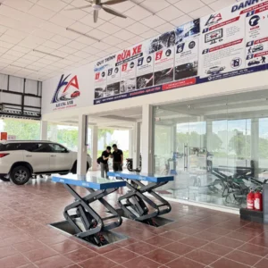 Cầu nâng ô tô cắt kéo ALPHA AL-4XA 220v đang hoạt động tại garage, xe Fortuner được nâng lên để sửa chữa.