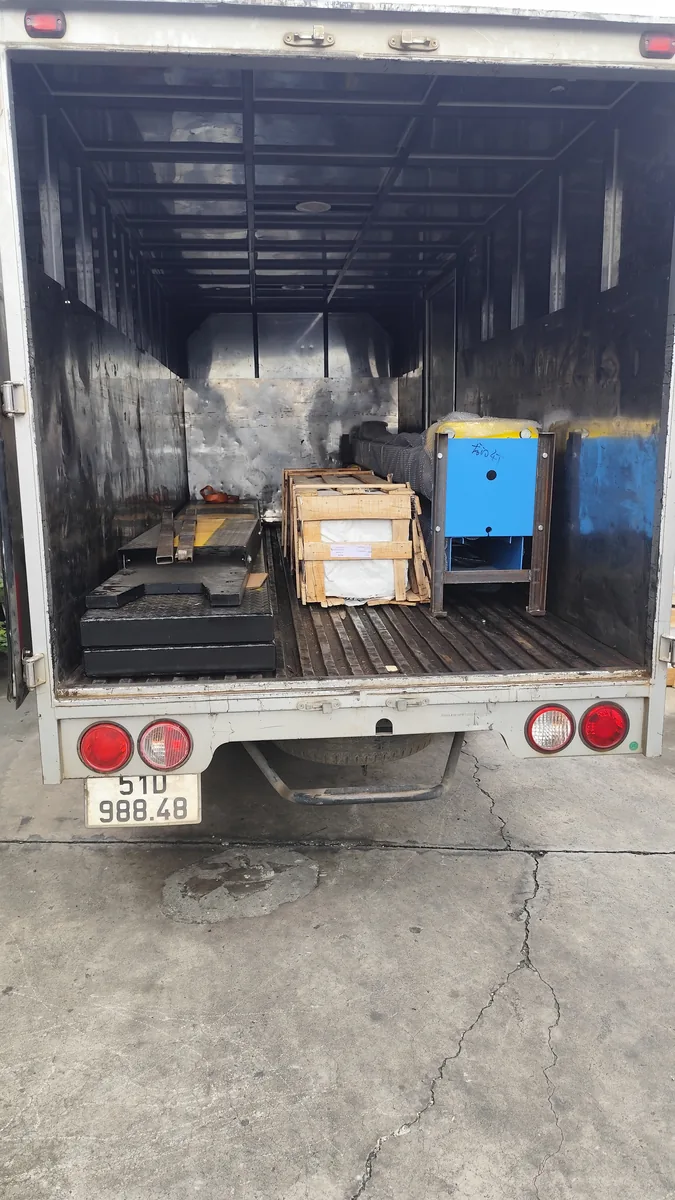 Xe tải vận chuyển cầu nâng ô tô Lộc Phát bàn giao tận nơi cho garage