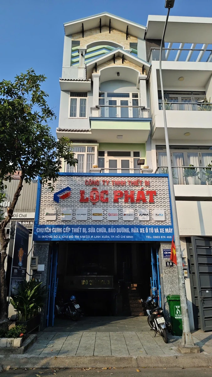 Mặt tiền trụ sở khi liên hệ thiết bị garage Lộc Phát