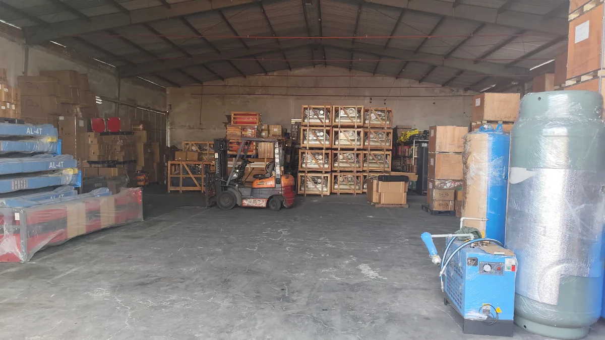 Hình nền chính sách thiết bị garage Lộc Phát