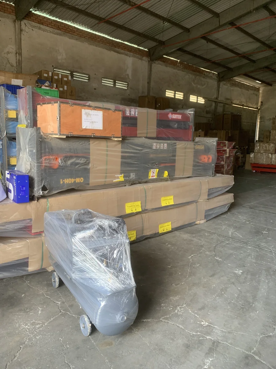 Kho máy nén khí và cầu nâng sẵn sàng bảo trì khi xem chính sách bảo hành thiết bị garage