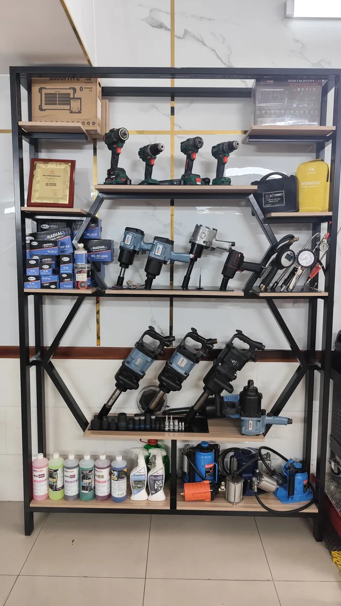 Showroom trưng bày thiết bị khi xem chính sách thanh toán thiết bị garage