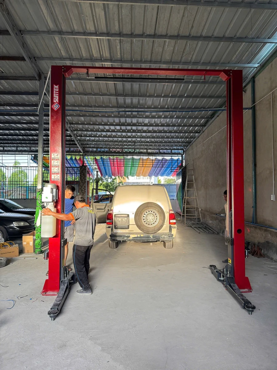 Hình ảnh đội ngũ kỹ thuật viên Lộc Phát đang tiến hành lắp đặt cầu nâng ô tô 2 trụ Suntek.