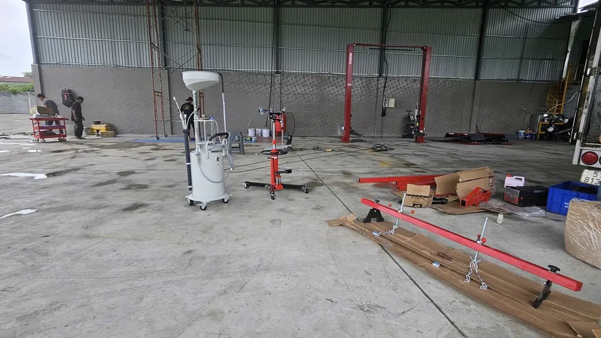 Đội ngũ kỹ thuật viên Lộc Phát đang trong quá trình lắp đặt cầu nâng ô tô 2 trụ.