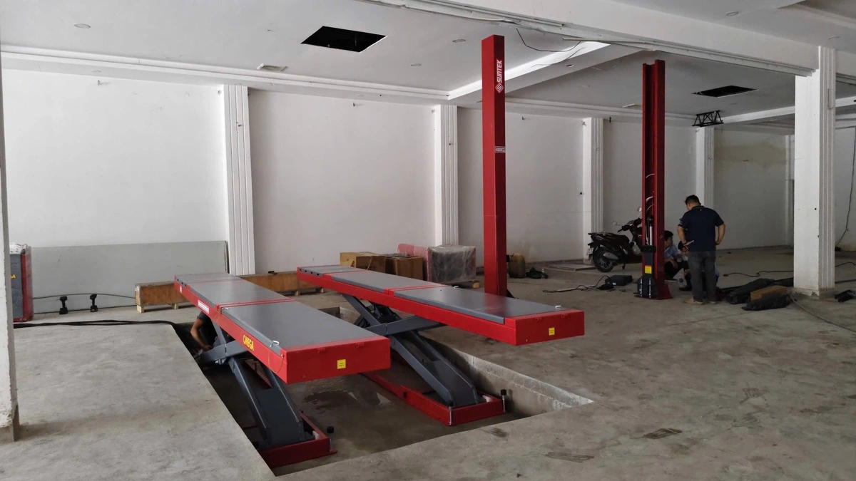 Cầu nâng cắt kéo nâng bụng Suntek lắp đặt âm sàn xưởng dịch vụ lốp ô tô
