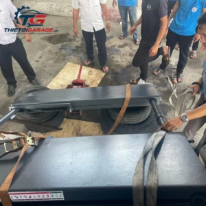 Kỹ thuật viên Thiết bị Lộc Phát hướng dẫn lắp đặt cầu nâng ô tô di động Omega OM-30DW chính hãng
