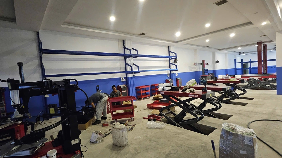 Hình ảnh đội ngũ kỹ thuật viên Lộc Phát đang lắp đặt thiết bị tại garage sửa chữa ô tô.