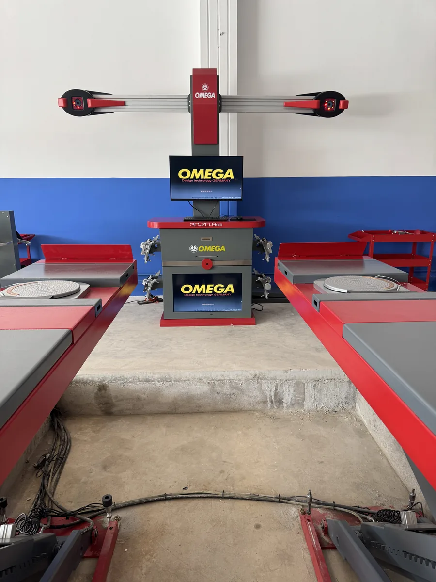 Máy cân mâm ô tô Omega cao cấp màn hình hiển thị trực quan